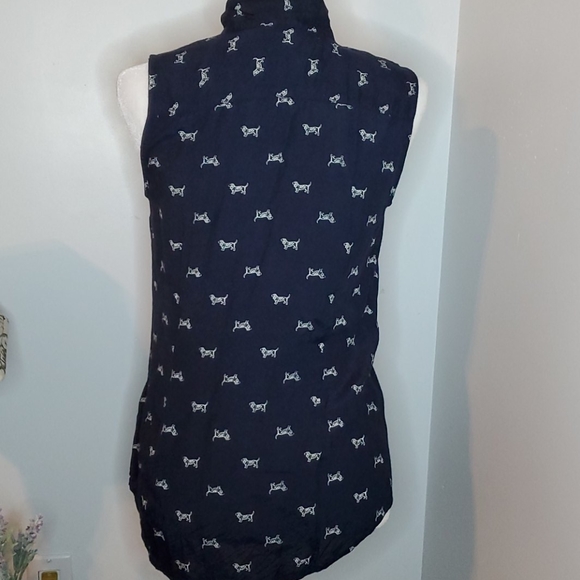 🔥 3/$25 Sleeveless Button Down Blouse w dogs - Picture 3 of 4
